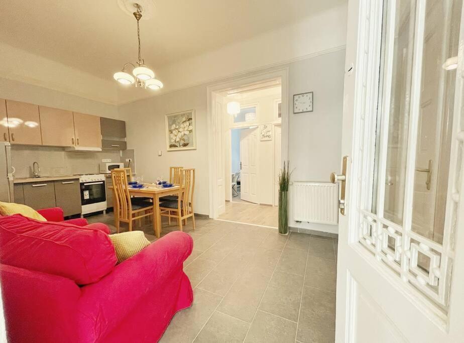 Y Station Private Apartment *